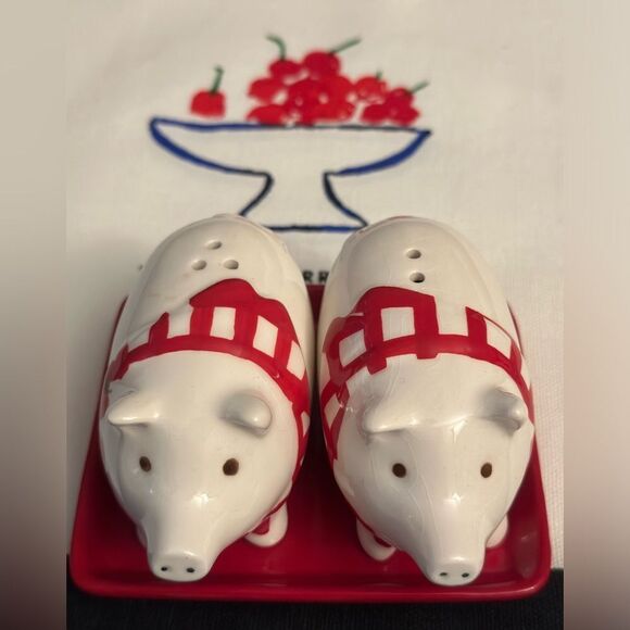 NWOT Sur La Table Cute Little Piggies Salt and Pepper Shakers - Picture 7 of 7